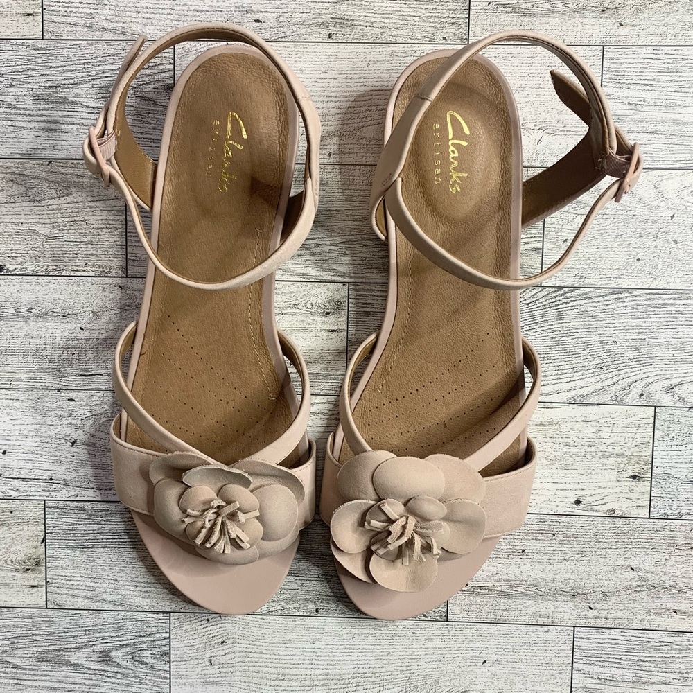 Clarks
Muted Pale Pink Flower Sandal Wedges
